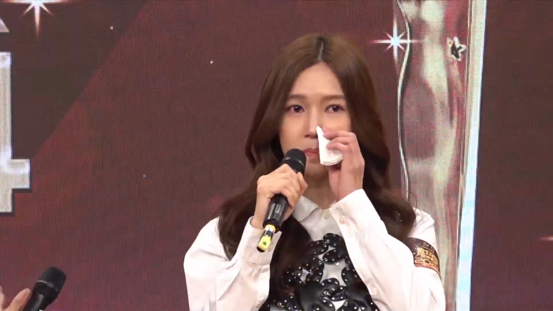 傅嘉莉在台上分享時不禁眼濕濕,更要在旁人士遞上紙巾。