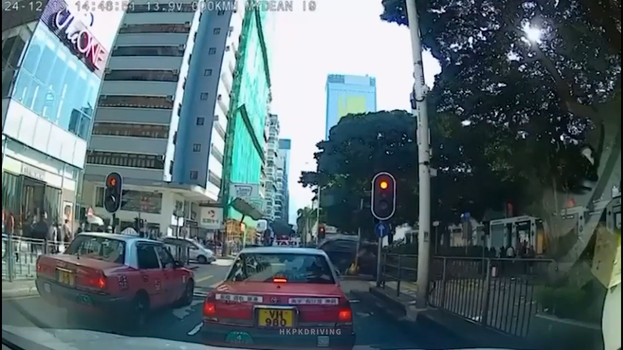 網上瘋傳江若琳事發影片,見到當時她的車速並不高,在轉彎時剷上安全島再翻側。