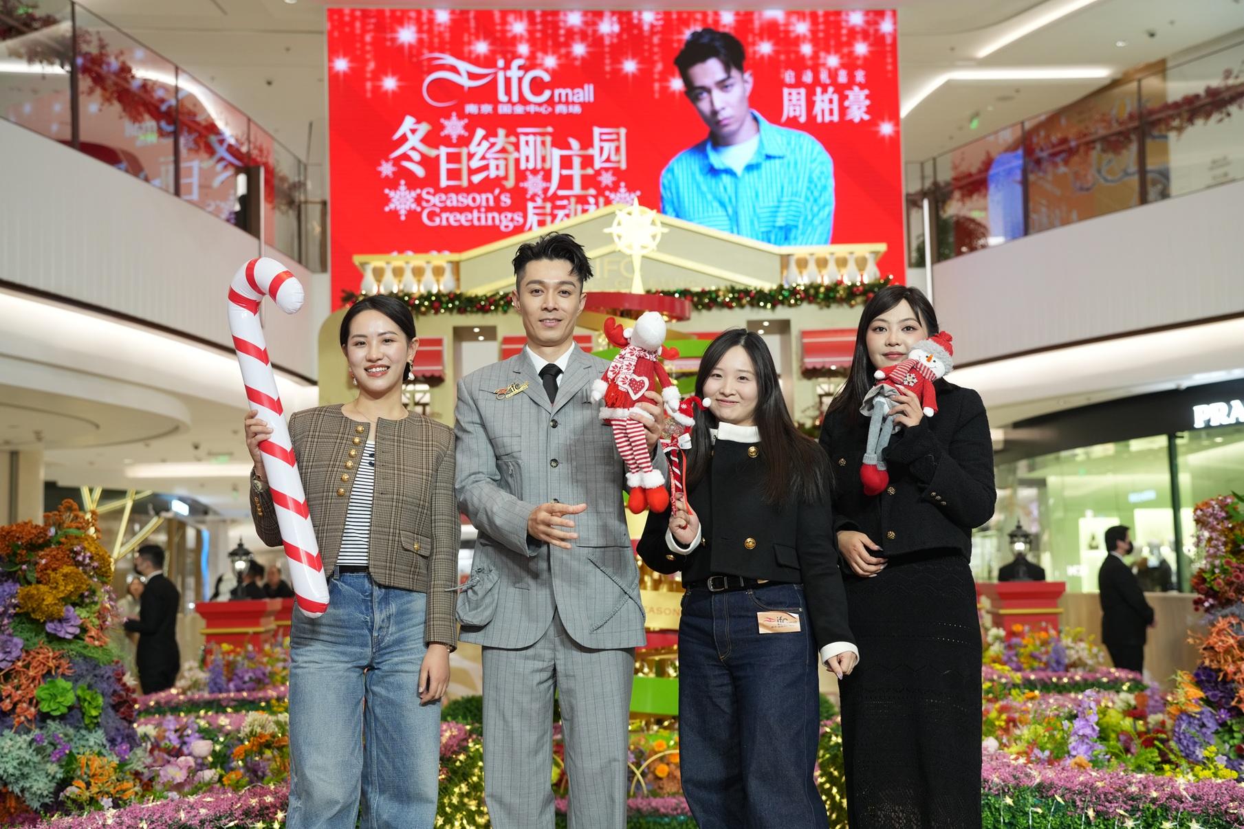 與現場觀眾玩遊戲兼送禮物。