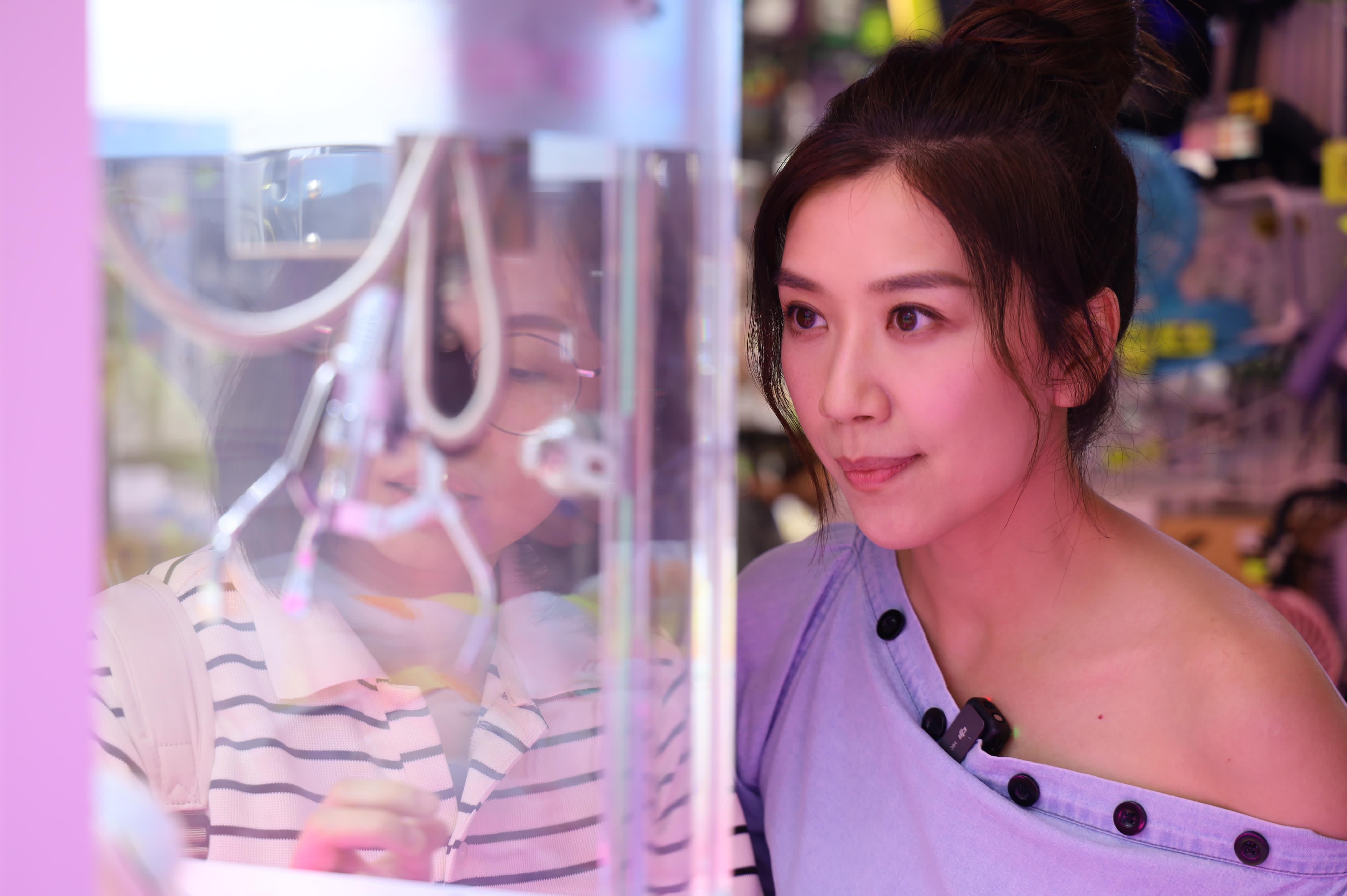 黃智雯落區夾公仔,引來不少街坊圍觀。