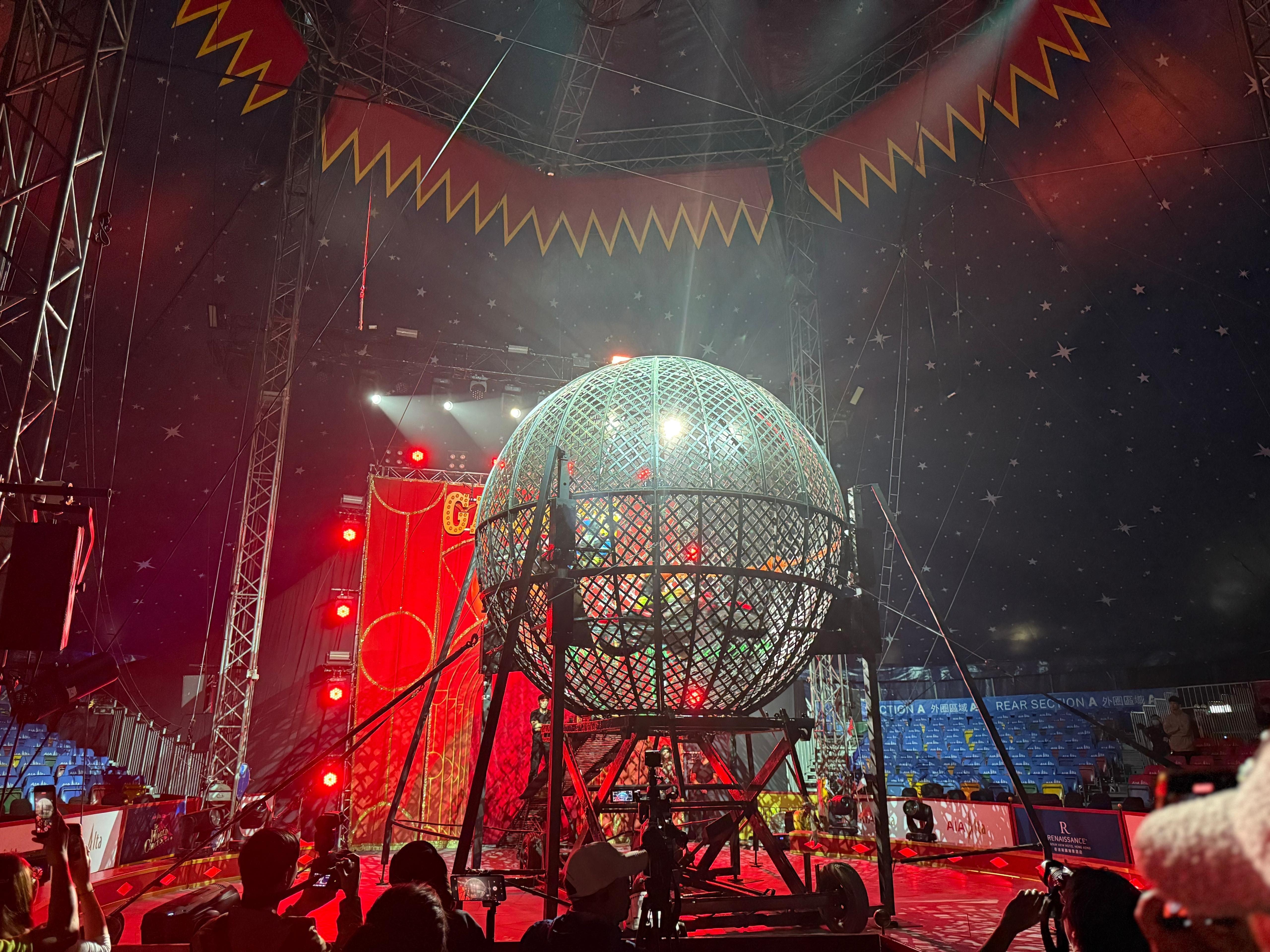 「友邦峻宇呈獻世界雜技團」雜技表演