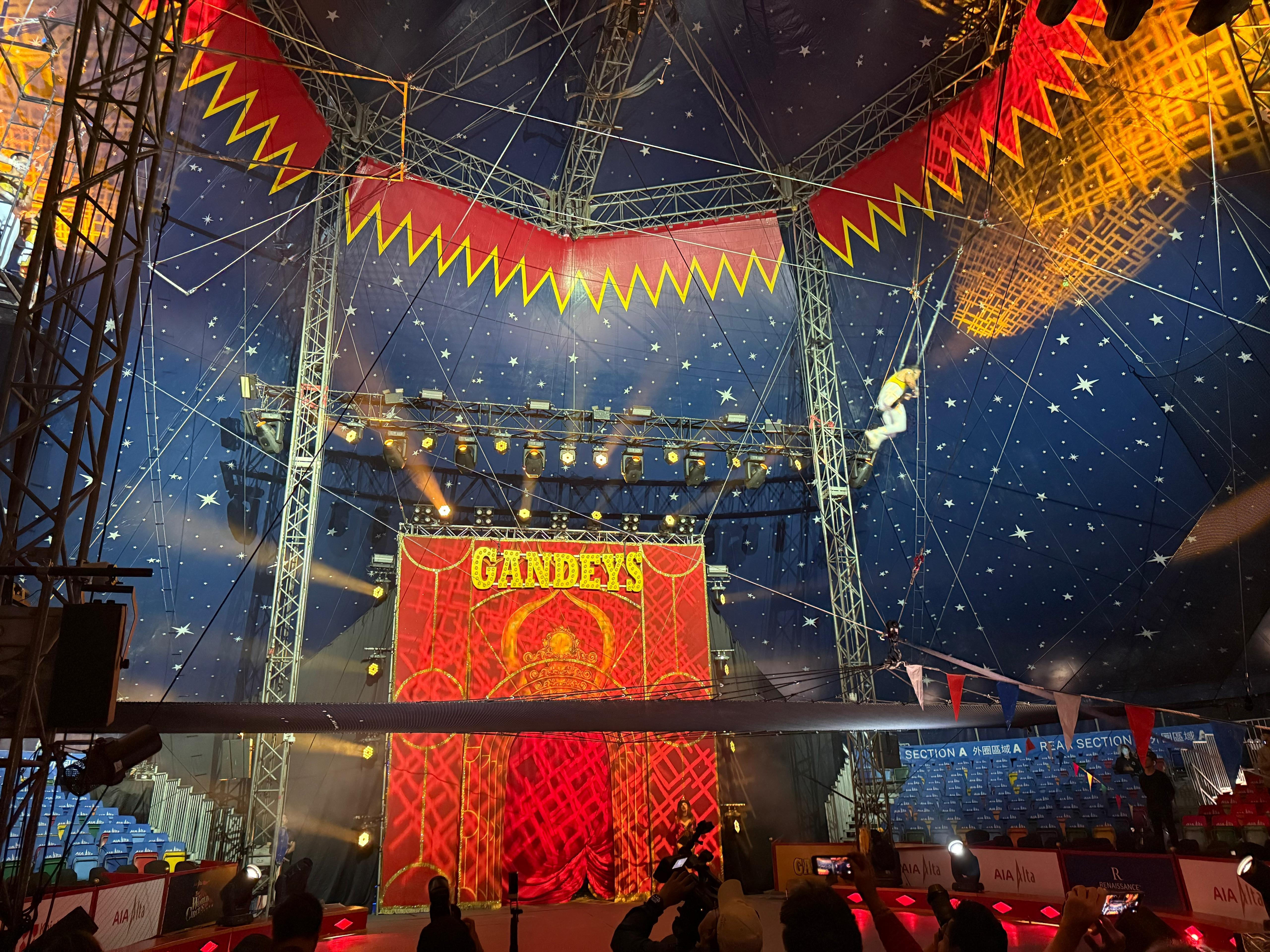 「友邦峻宇呈獻世界雜技團」雜技表演