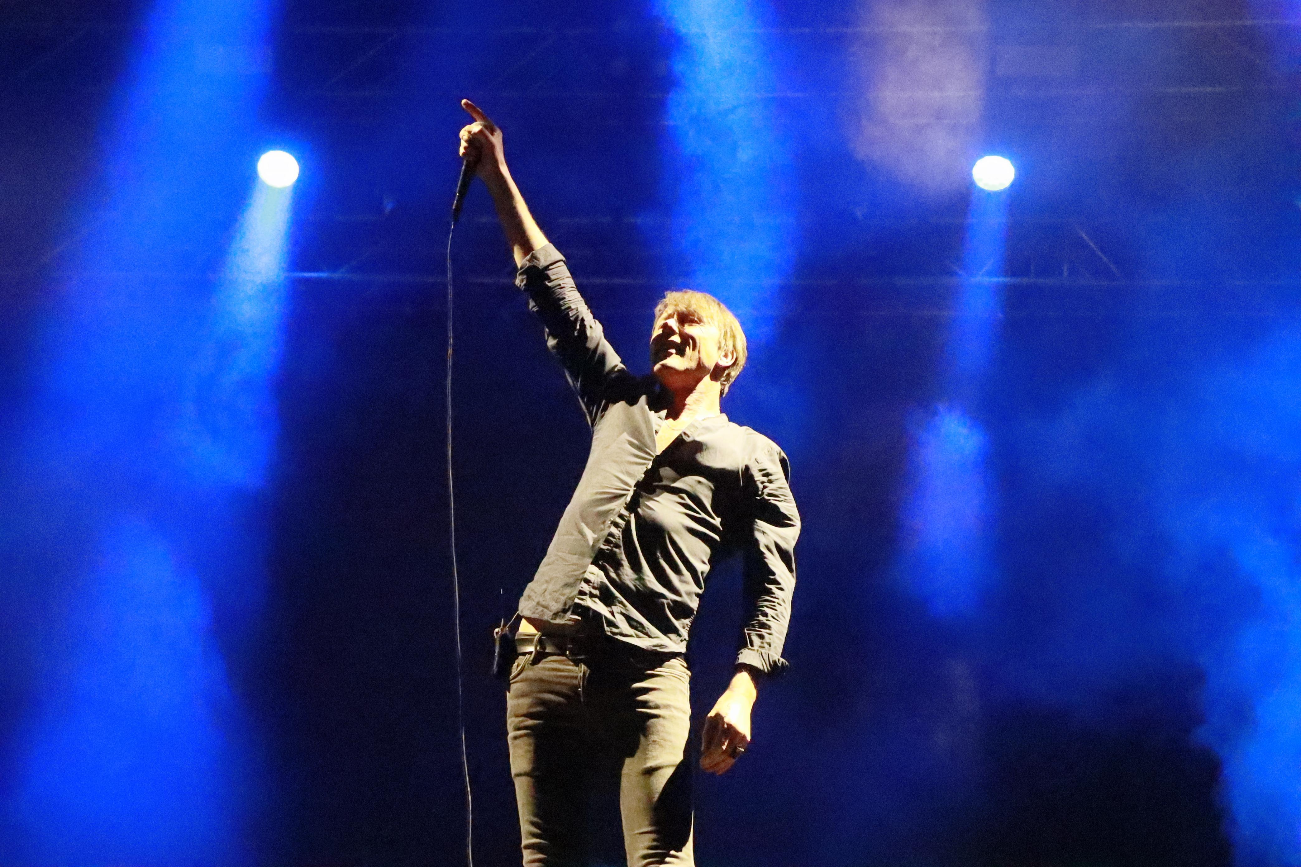 57歲的Suede主音Brett Anderson又跳有唱。(娛樂組攝)