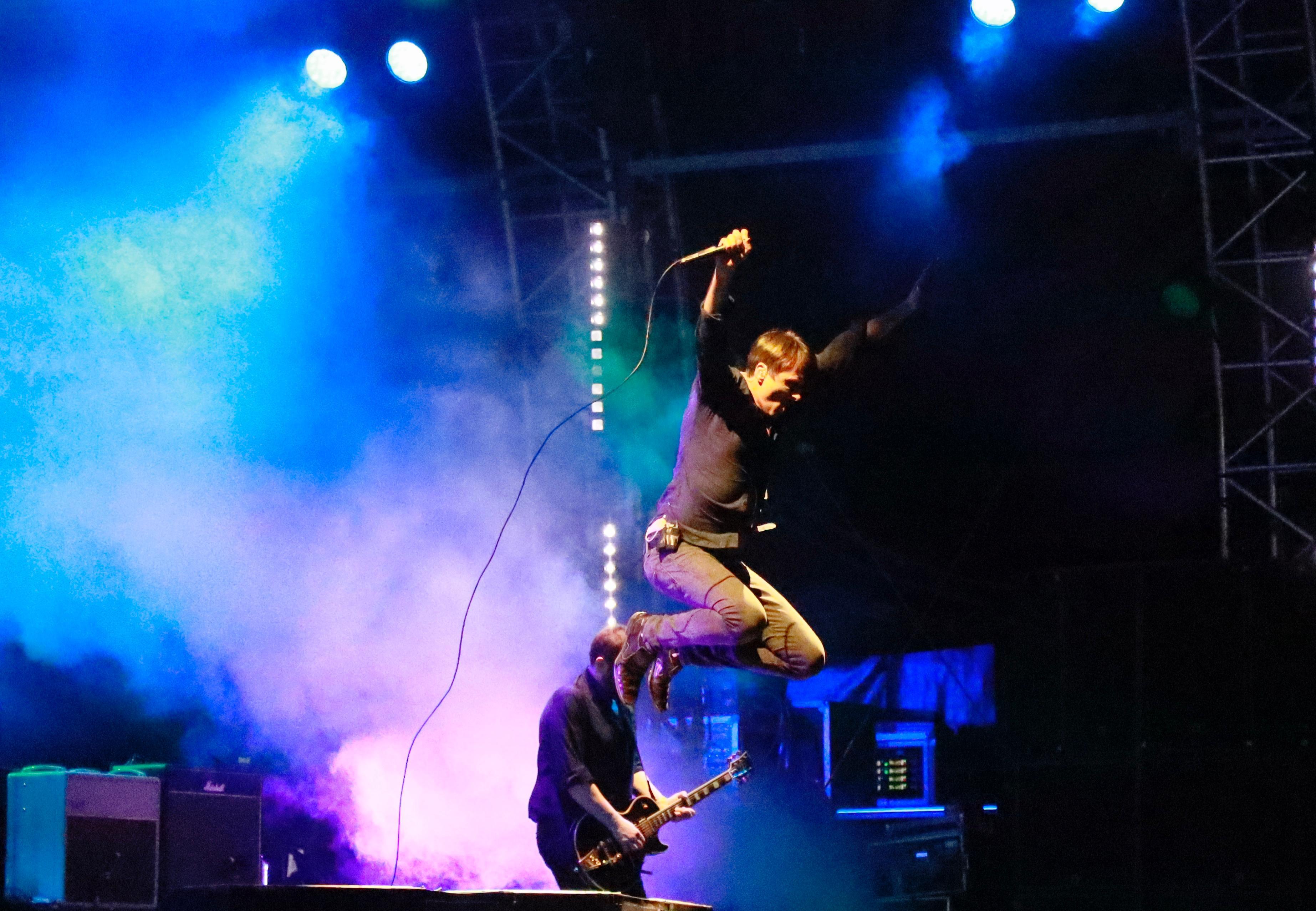 57歲的Suede主音Brett Anderson又跳有唱,非常落力。(娛樂組攝)