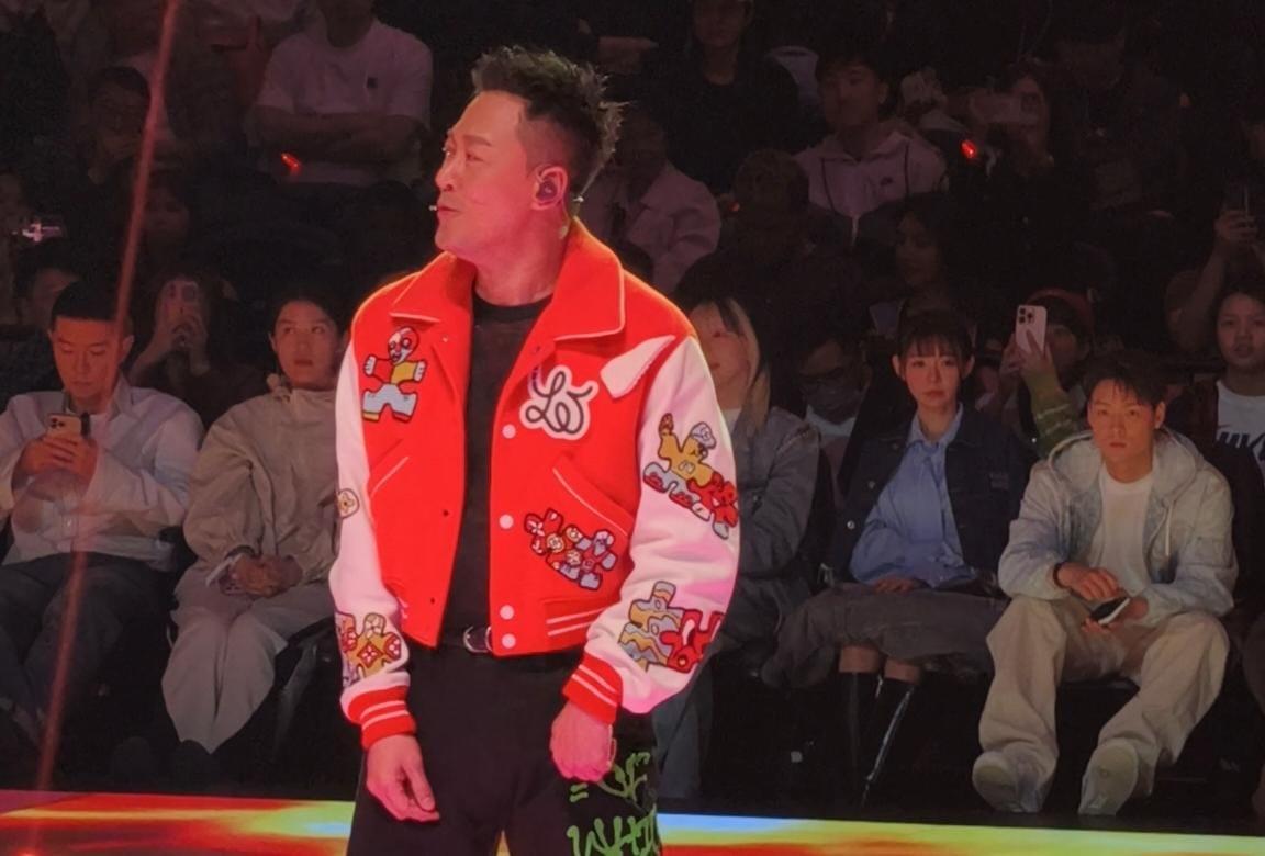 林明禎對林峯的表演似乎不及看Sammi般投入。