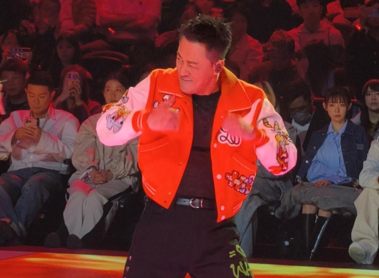 林明禎對林峯的表演似乎不及看Sammi般投入。