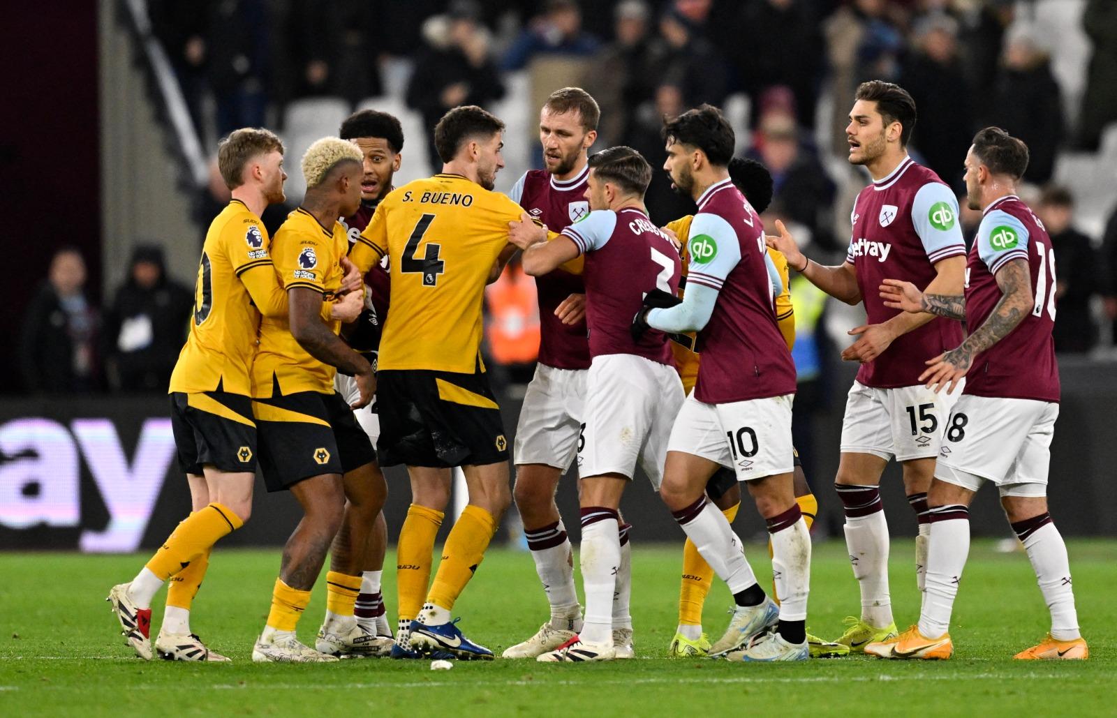 狼隊(左)以9分列尾二,護級形勢不佳。(路透社)