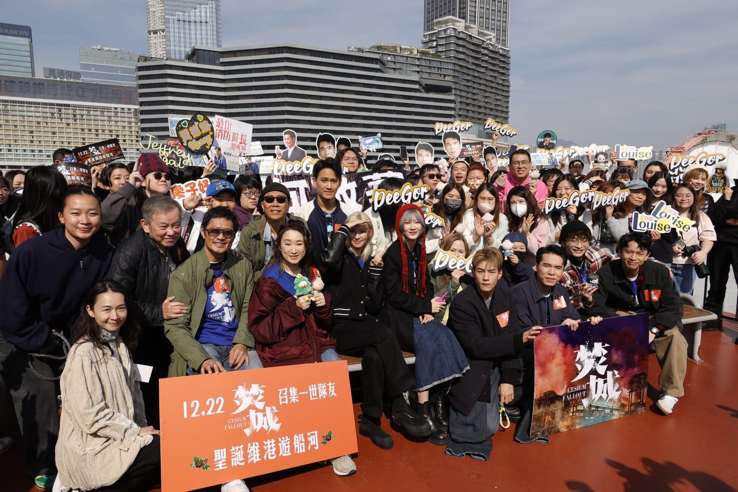 眾演員與一班戲迷船上合照。(林俊源攝)