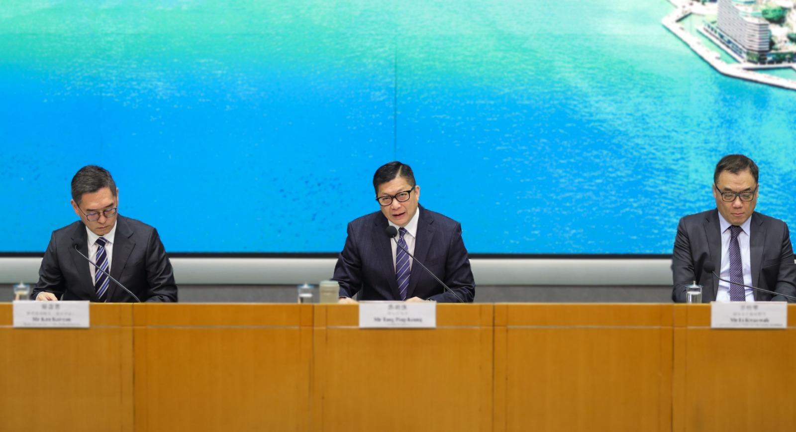 鄧炳強在政府總部主持記者會,香港警務處副處長(國家安全)簡啟恩及國家安全處總警司李桂華一同出席。(中通社)