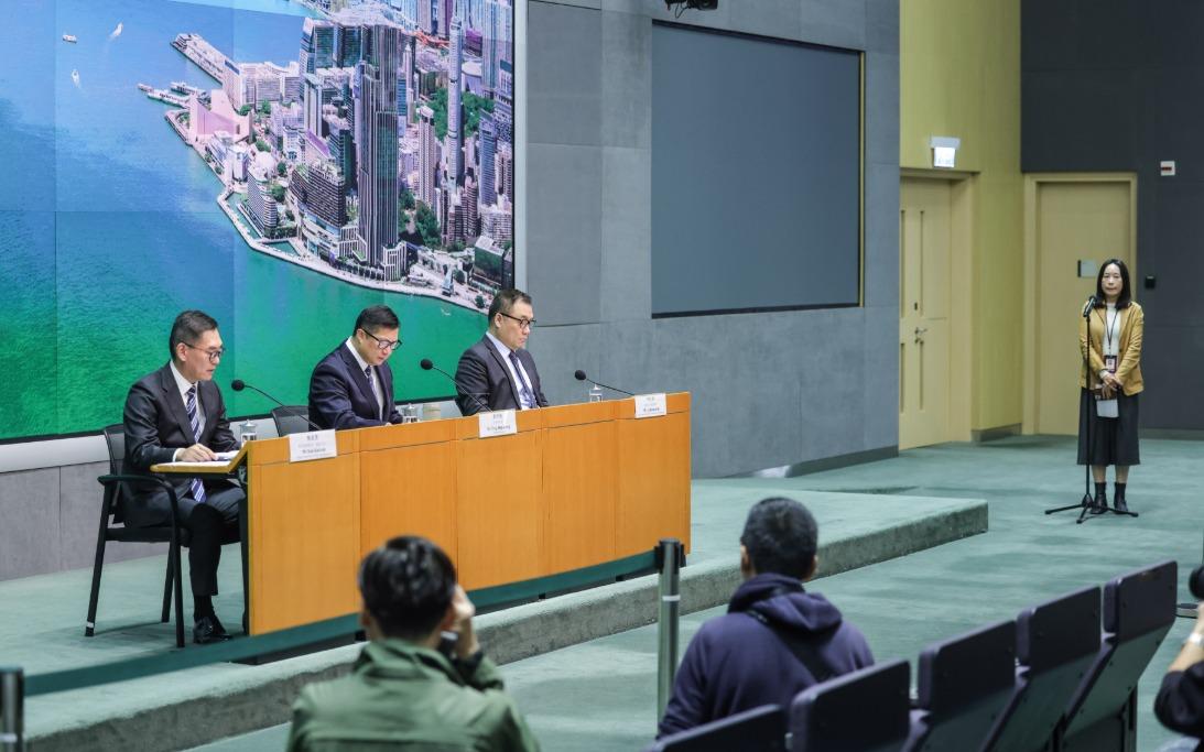 鄧炳強在政府總部主持記者會,香港警務處副處長(國家安全)簡啟恩及國家安全處總警司李桂華一同出席。(中通社)