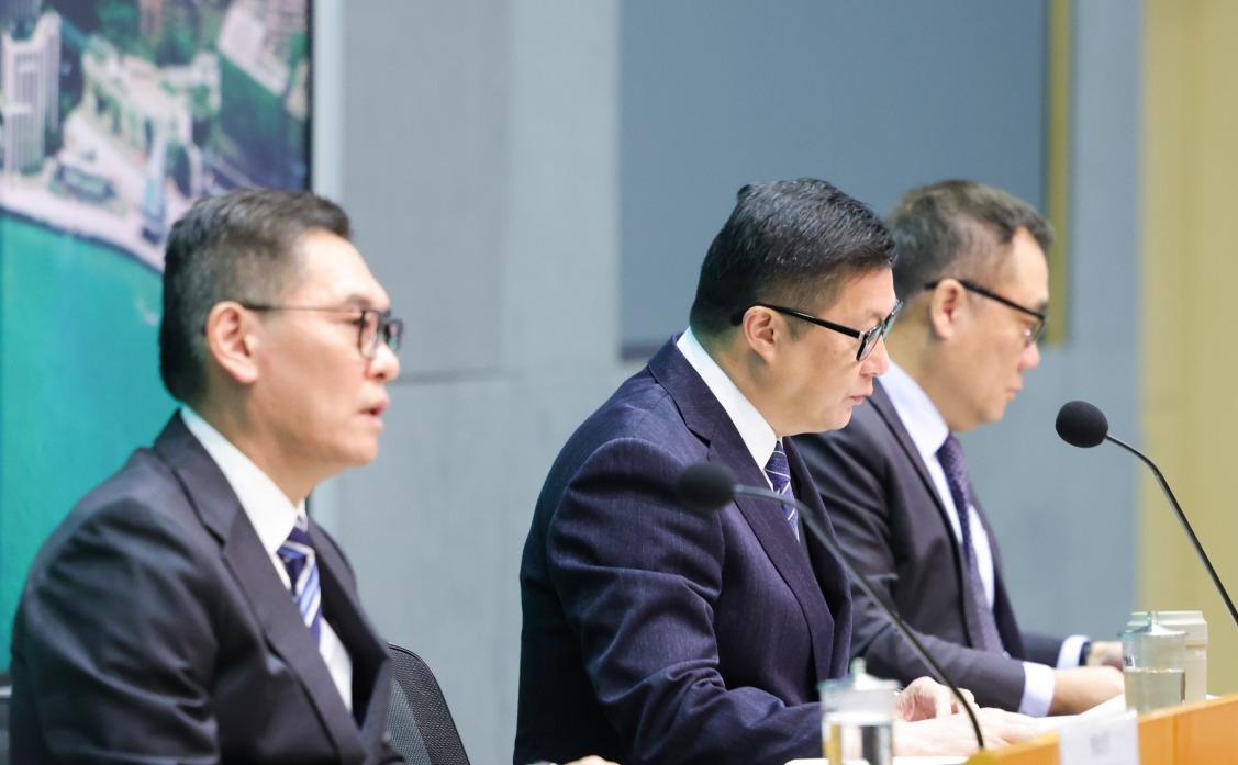 鄧炳強在政府總部主持記者會,香港警務處副處長(國家安全)簡啟恩及國家安全處總警司李桂華一同出席。(中通社)