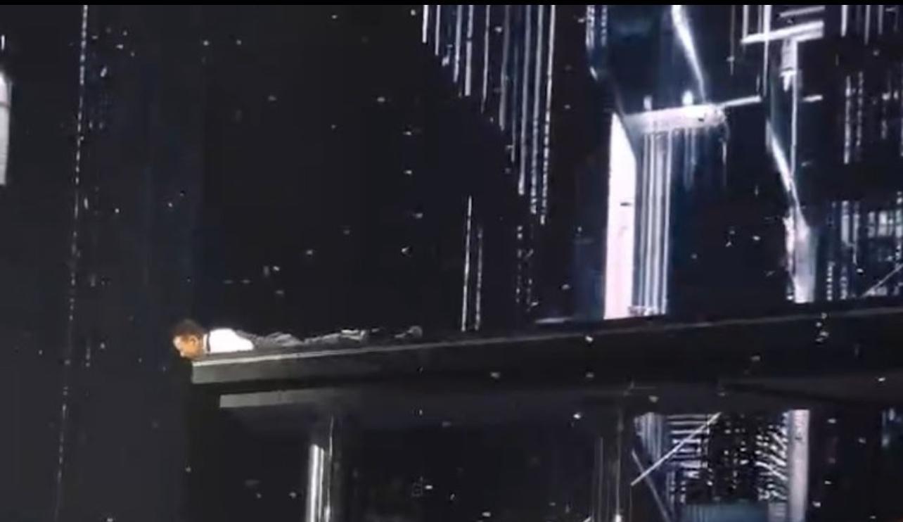 劉德華因click親,原本跪地變趴地,頭部一度伸出高台外。(網上影片截圖)