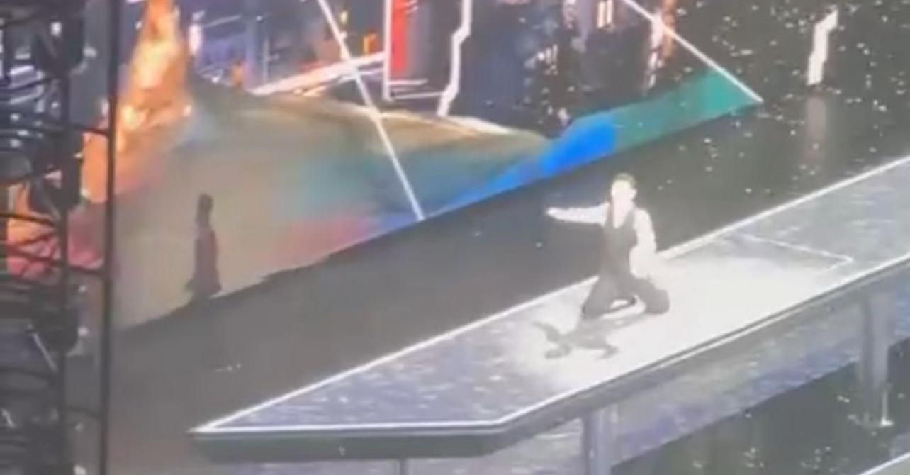 劉德華今晚在高台上唱《練習》時,如常跣往台邊。(網上影片截圖)