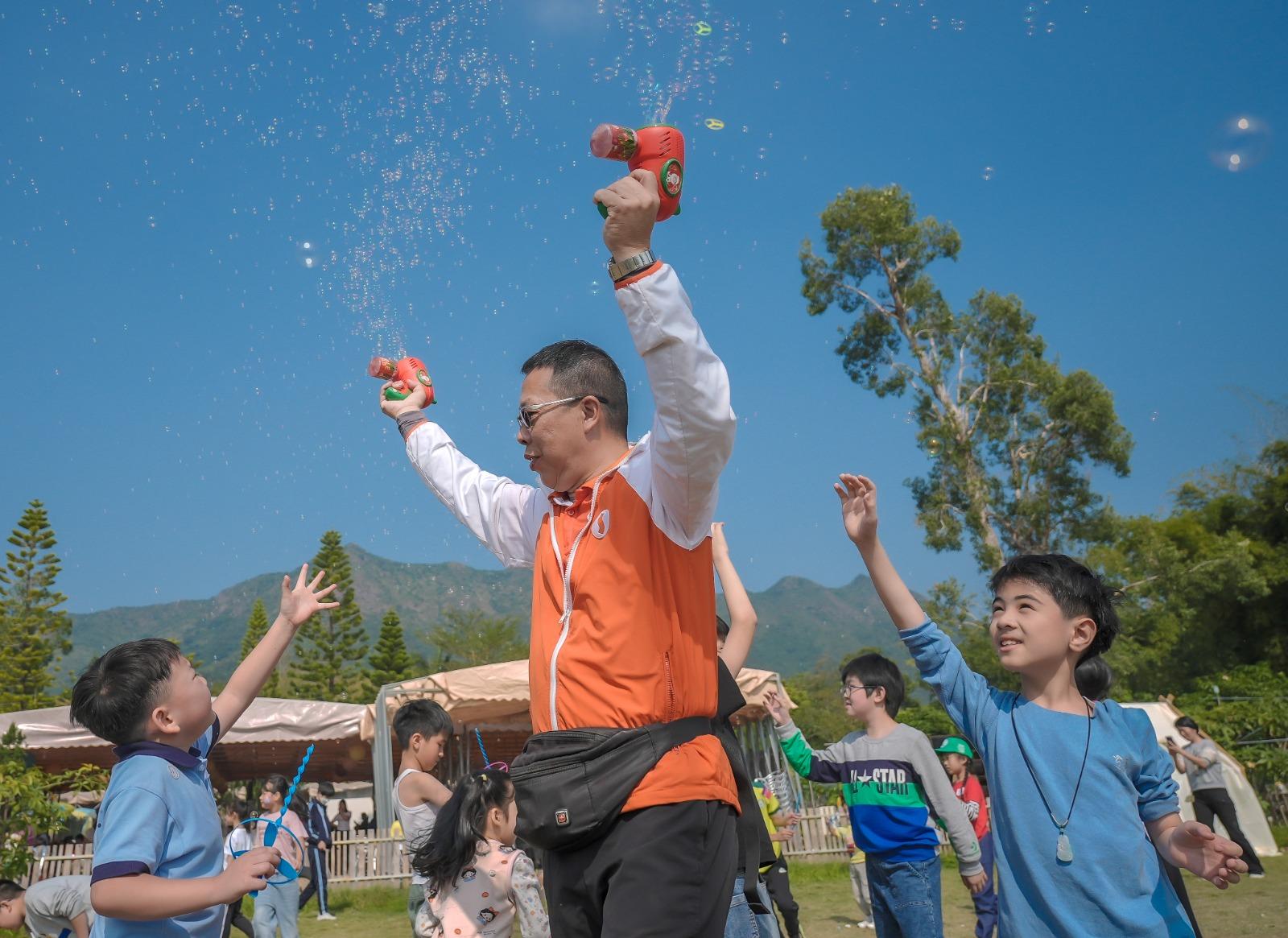 信和集團的義工隊透過一系列的節日活動,為約800名有需要人士送上歡樂和祝福。