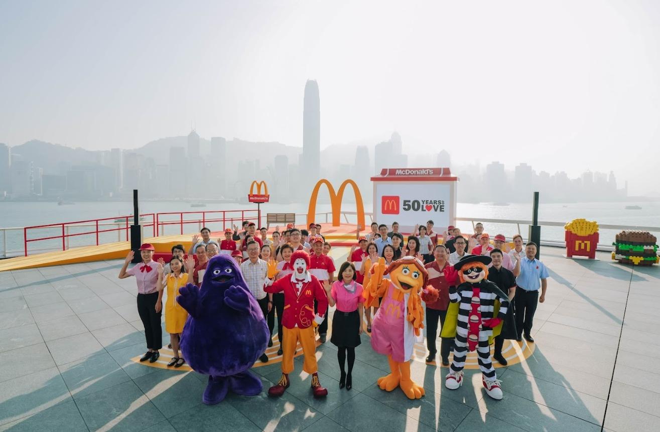 香港麥當勞行政總裁黎韋詩聯同一眾管理層及員工,50人濟濟一堂地穿上不同年代的經典制服並砌成「50」數字,象徵香港麥當勞團隊齊心協力、繼往開來,為顧客帶來更多Happy Moment。