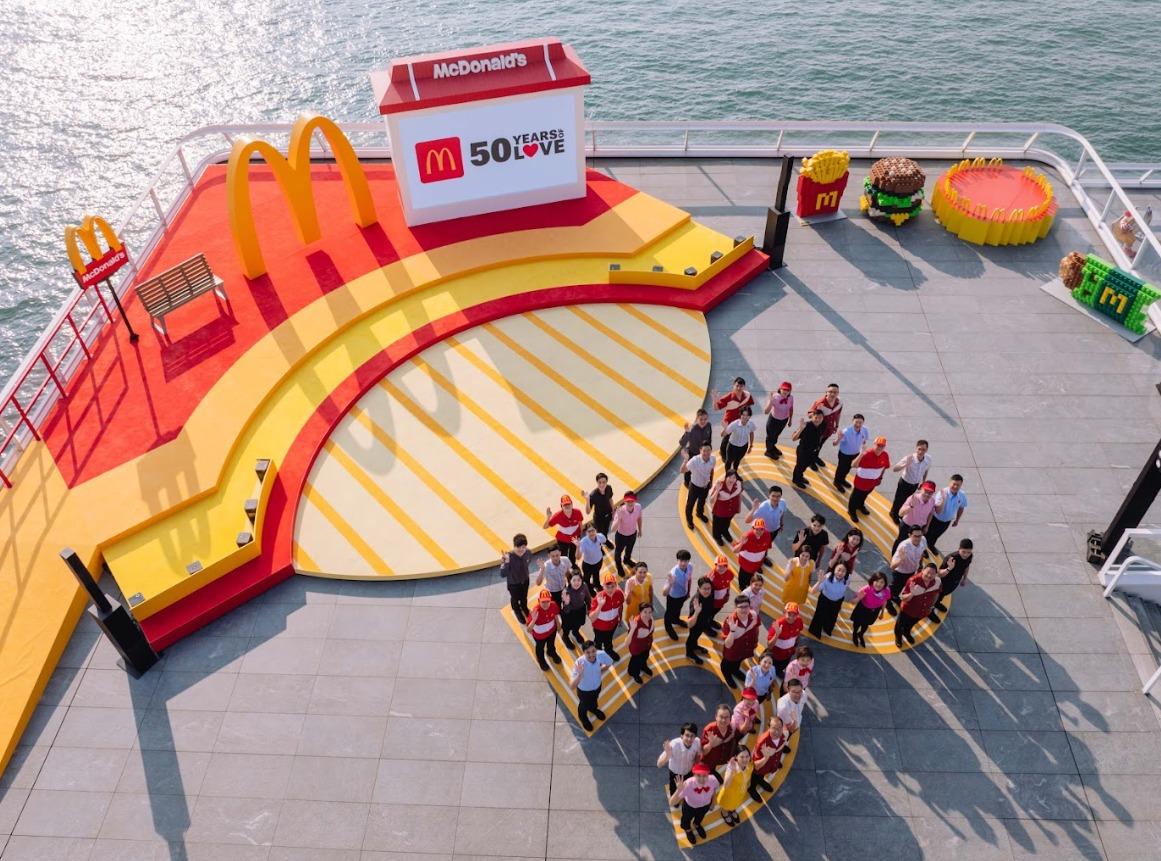 香港麥當勞行政總裁黎韋詩聯同一眾管理層及員工,50人濟濟一堂地穿上不同年代的經典制服並砌成「50」數字,象徵香港麥當勞團隊齊心協力、繼往開來,為顧客帶來更多Happy Moment。