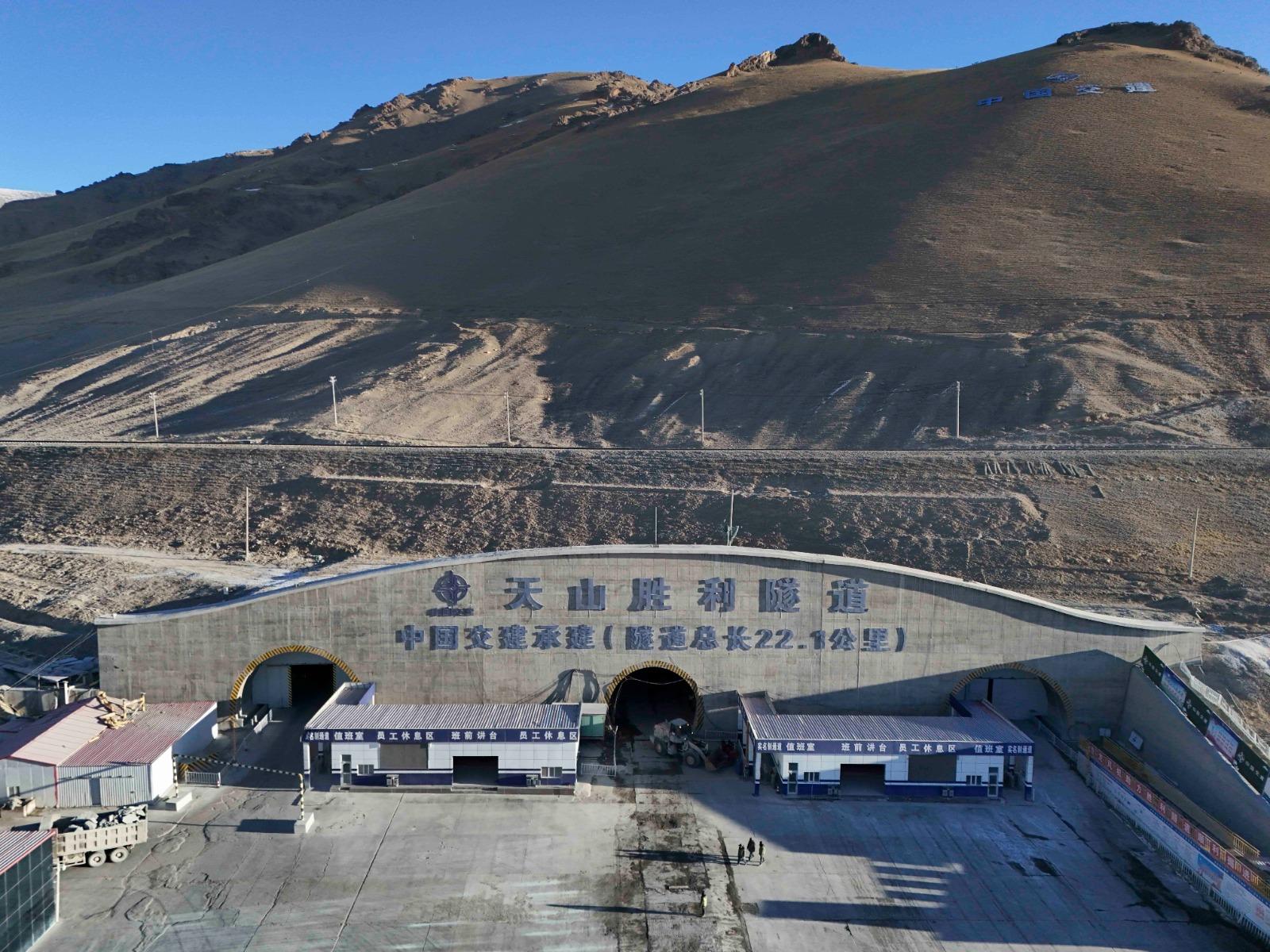 世界最長高速公路隧道、新疆天山勝利隧道貫通。(新華社)