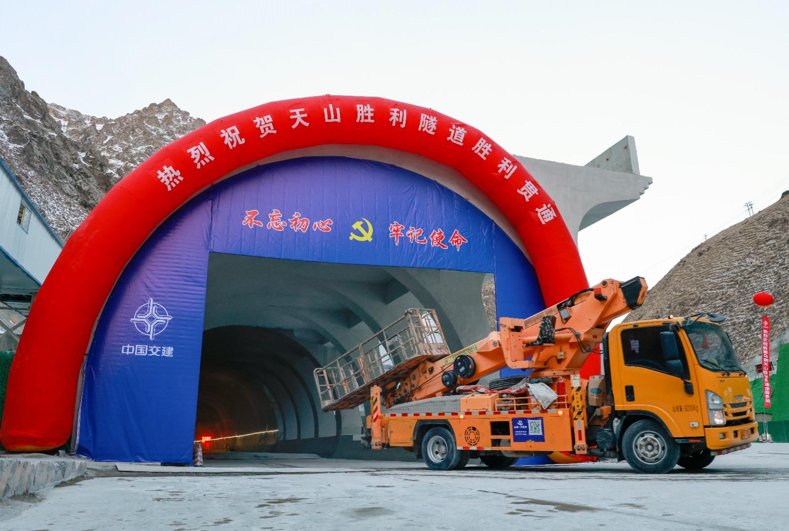 世界最長高速公路隧道、新疆天山勝利隧道貫通。(新華社)