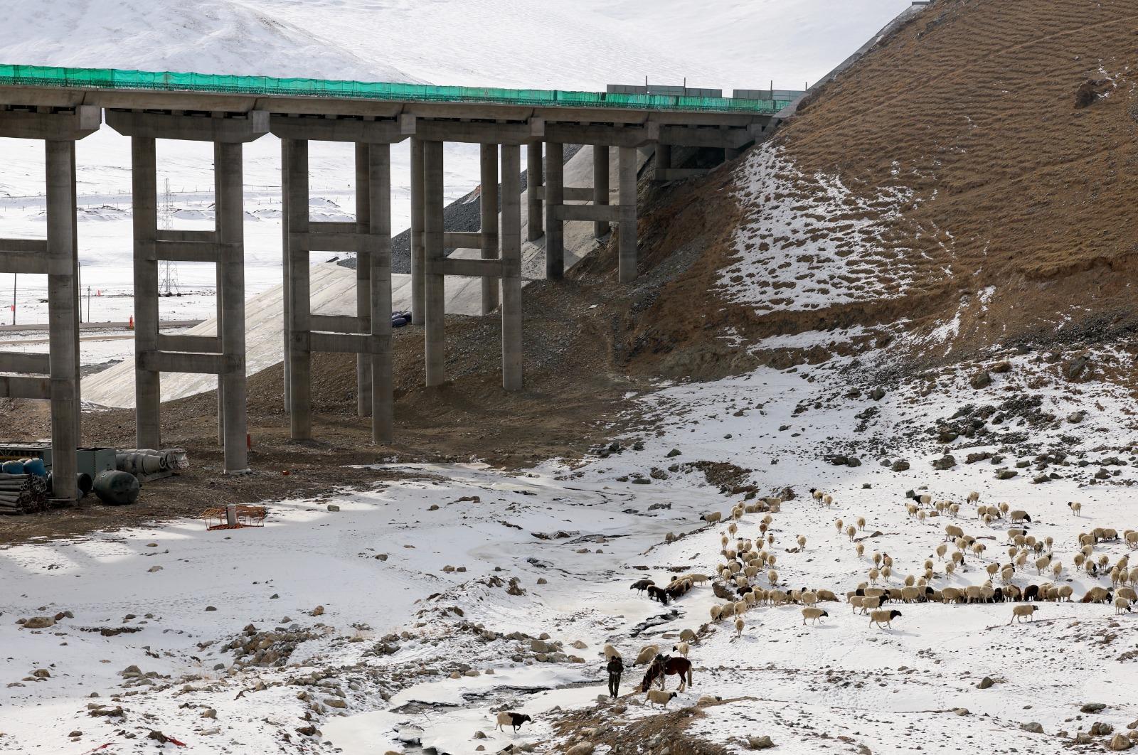 世界最長高速公路隧道、新疆天山勝利隧道貫通。(新華社)