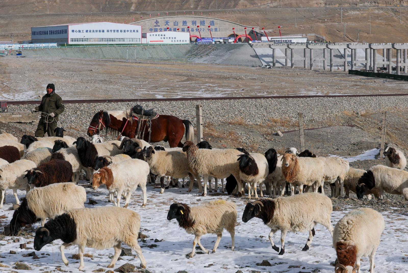 世界最長高速公路隧道、新疆天山勝利隧道貫通。(新華社)