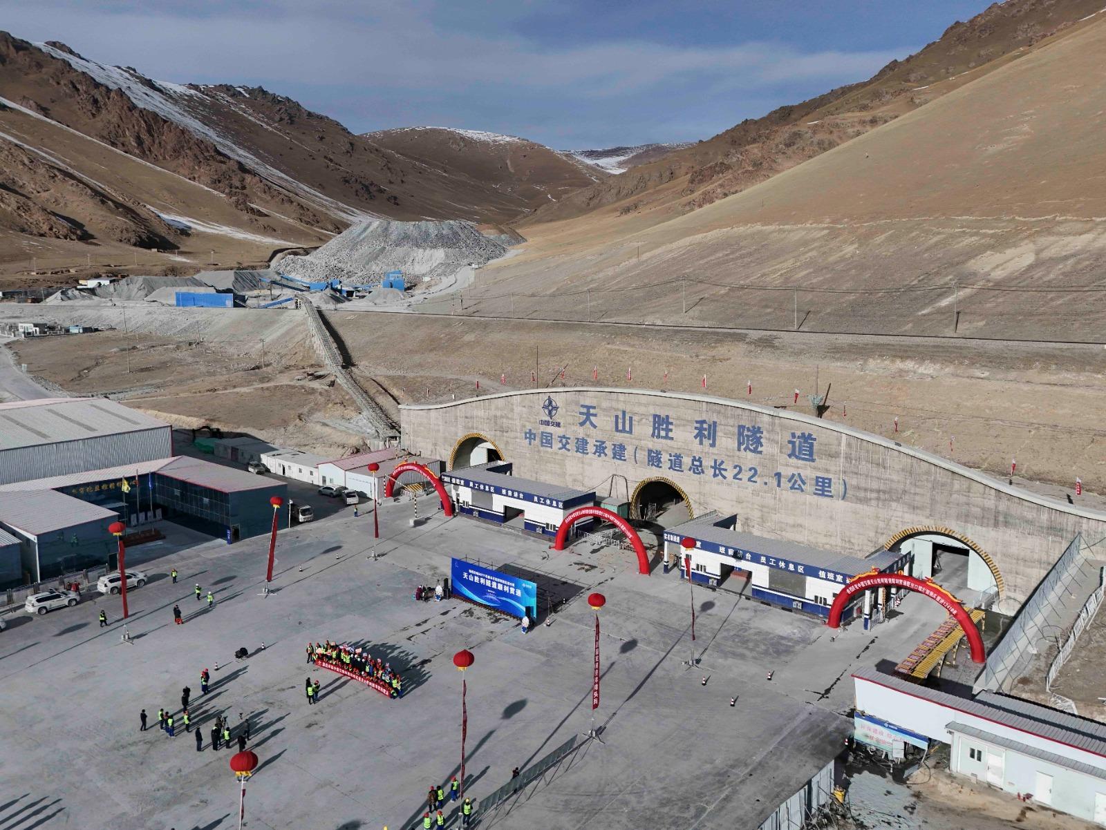 世界最長高速公路隧道、新疆天山勝利隧道貫通。(新華社)