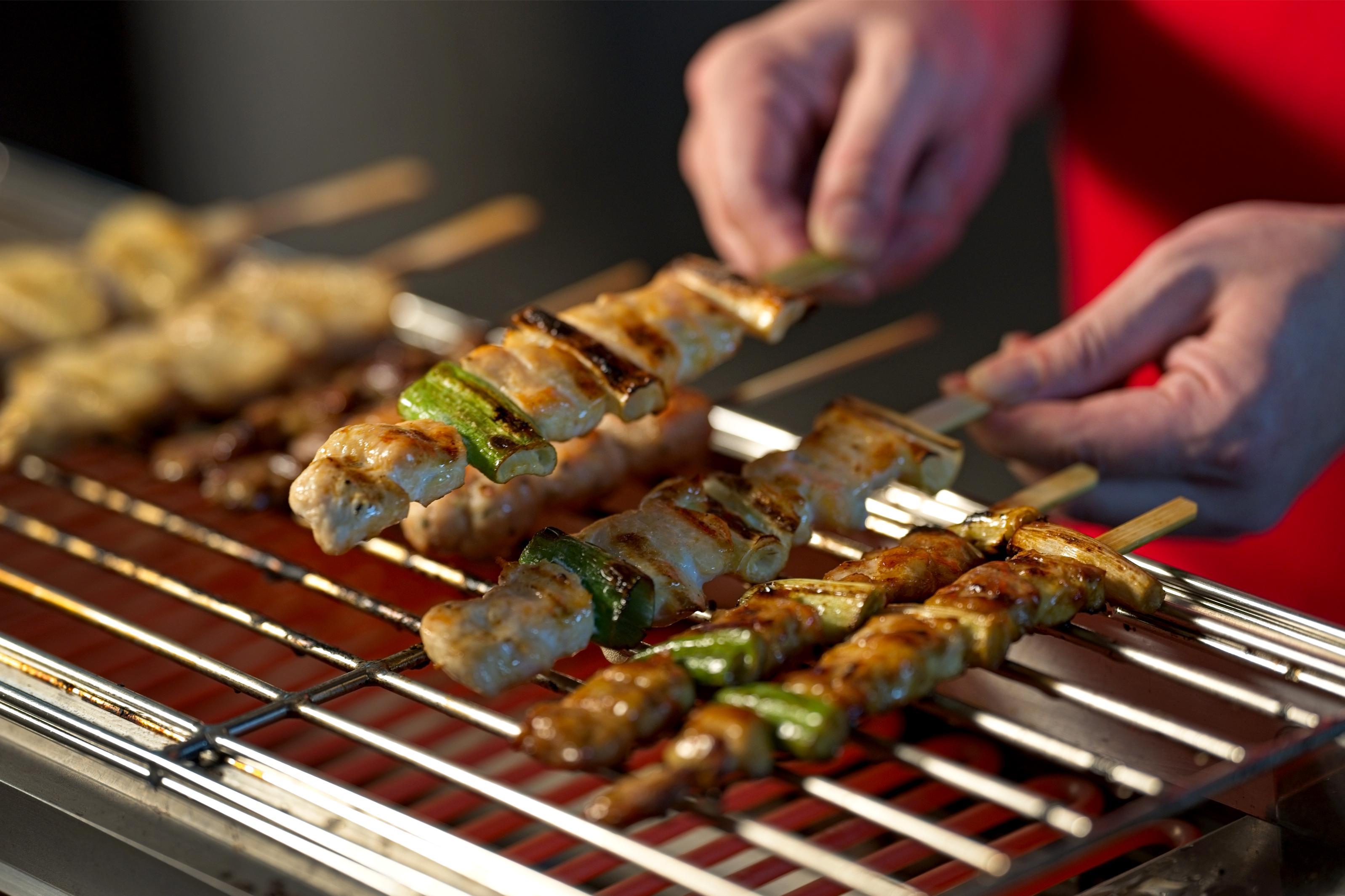 從日本引入串燒專用烤爐,利用高溫將肉汁鎖住。