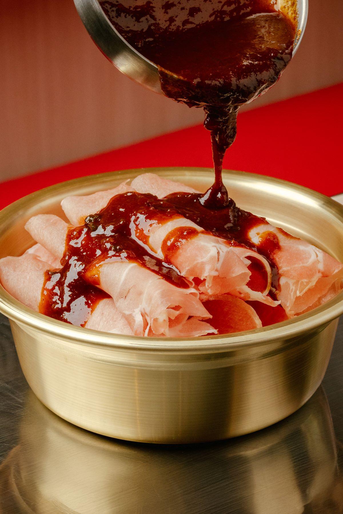 炭火烤肉$119/150克一份 客人自選辣醬或醬油。