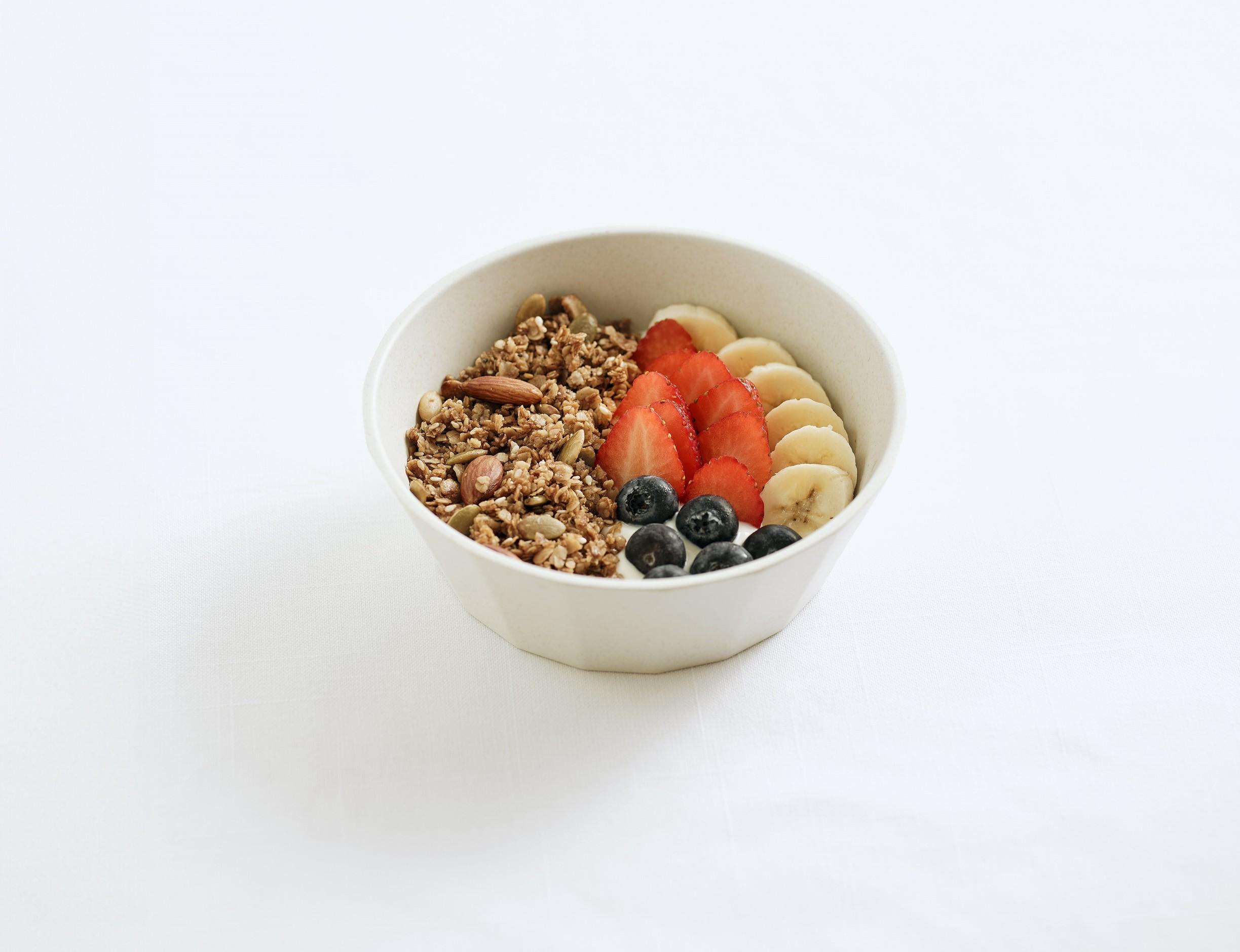 希臘乳酪碗$75 加入香蕉、草莓、藍莓及自家製酥脆穀類,混合燕麥、南瓜籽和杏仁。