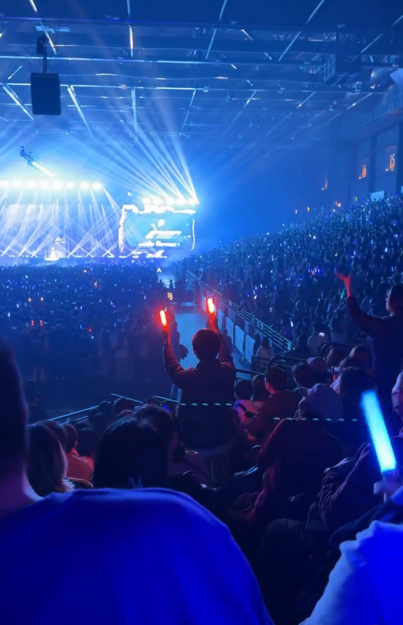 YOASOBI港騷尾場發現有歌迷亦在座位範圍企起身打call。