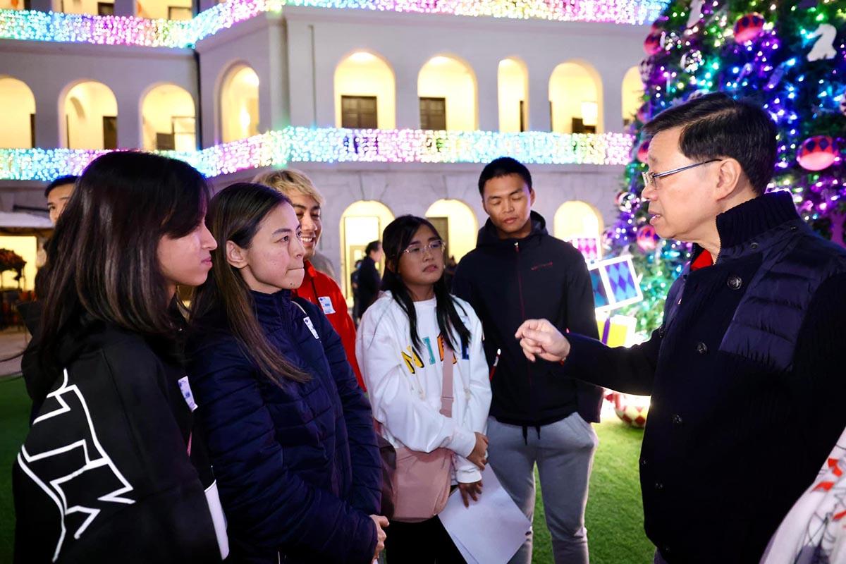 李家超在大館與遊客交流。(李家超FB)