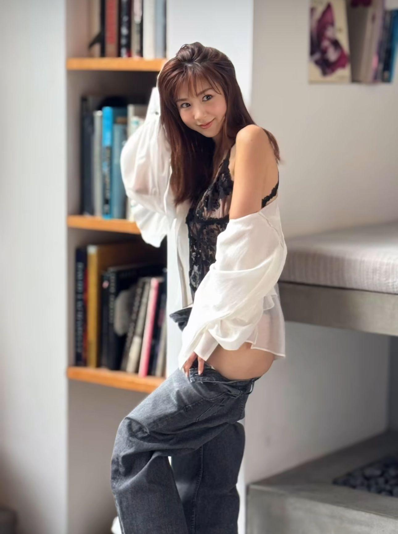 星野亞希拍攝一系列時尚靚相亦不失性感。