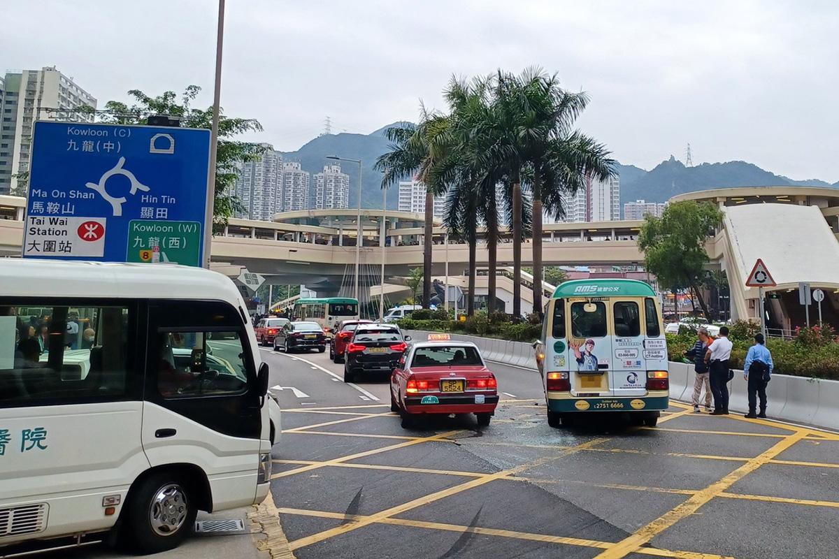 美田路有一輛專綫小巴懷疑被撞。(網民Tak Wong@FB群組「車cam L(香港群組)」)a