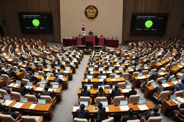 圖為南韓國會早前表決法案。(資料圖片)