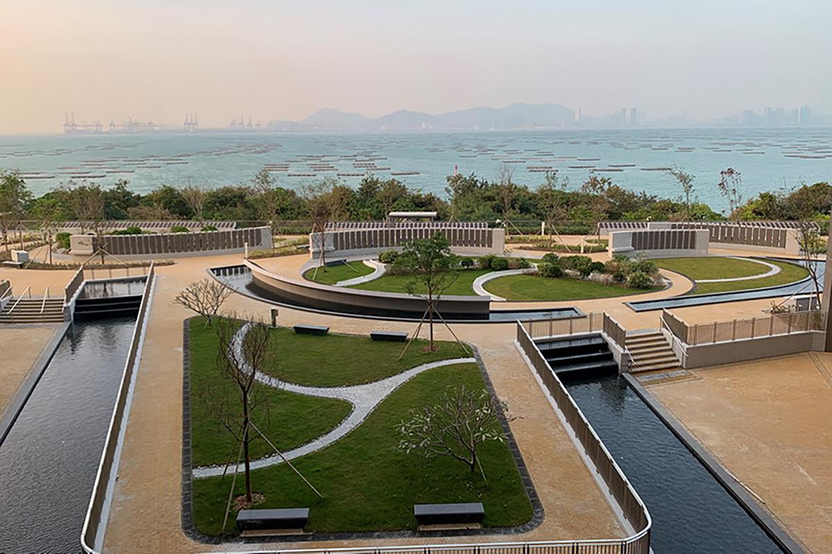 曾咀紀念花園陸續推出紙撒灰器和惜別花袋。(謝展寰網誌圖片)