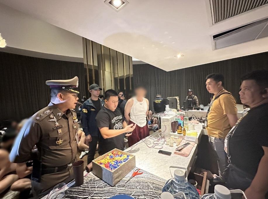 警方在酒店房內對派對參加者進行驗尿。(互聯網)