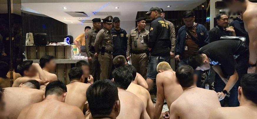 派對參加者只穿內褲。(互聯網)