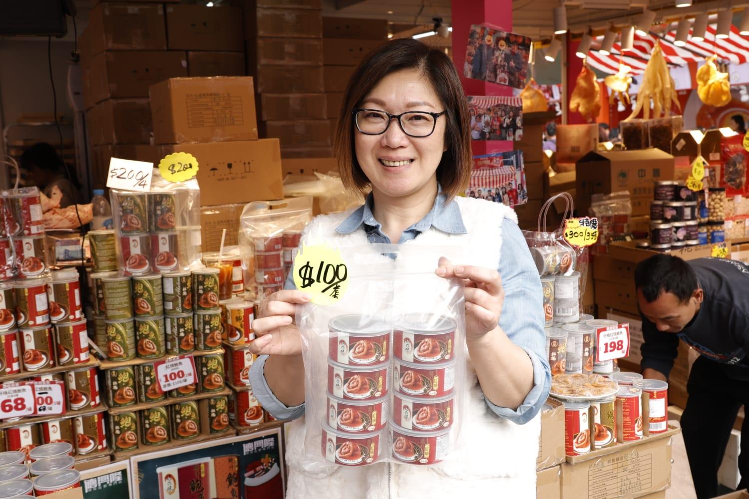 德興隆負責人李小姐指公司推不同優惠吸引客人。(林俊源攝)