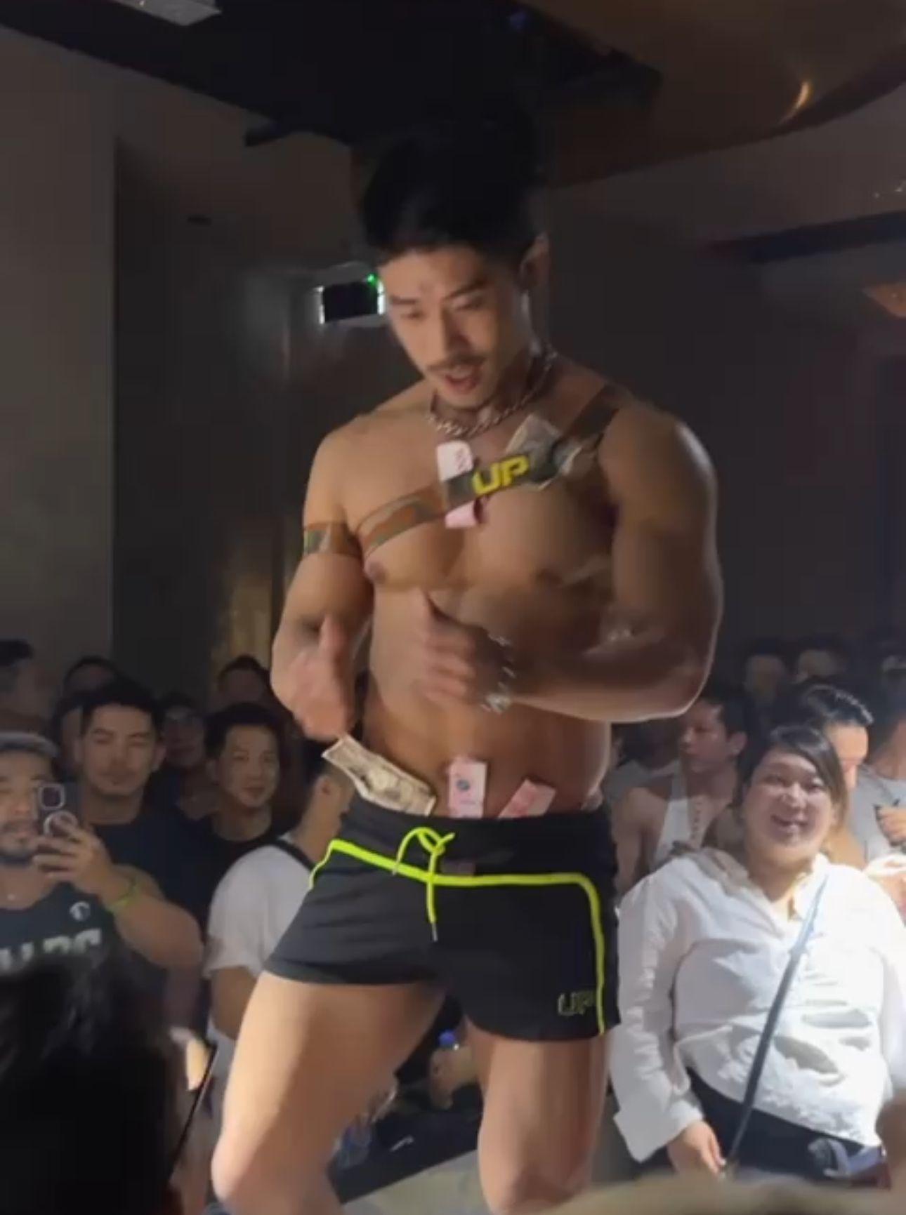 USAK日前來港大跳脫衣舞。