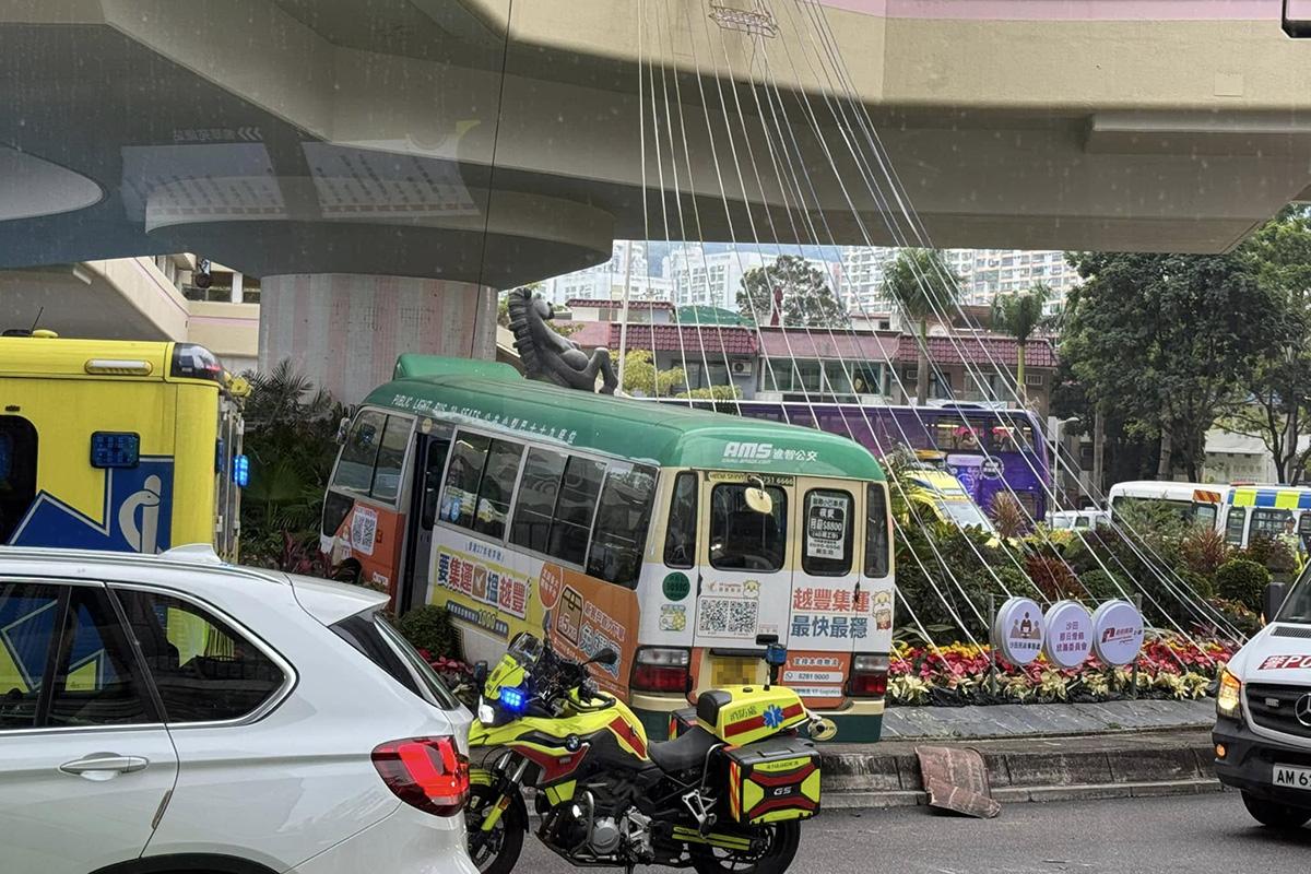 有專綫小巴懷疑失事剷上大圍迴旋處。(網民Terry Maverick@FB群組「Go Go Shatin」)