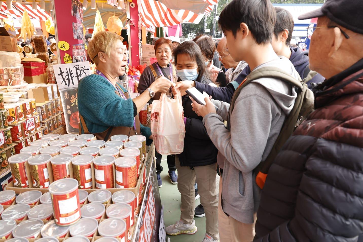 100蚊可購得8罐鮑魚。(林俊源攝)