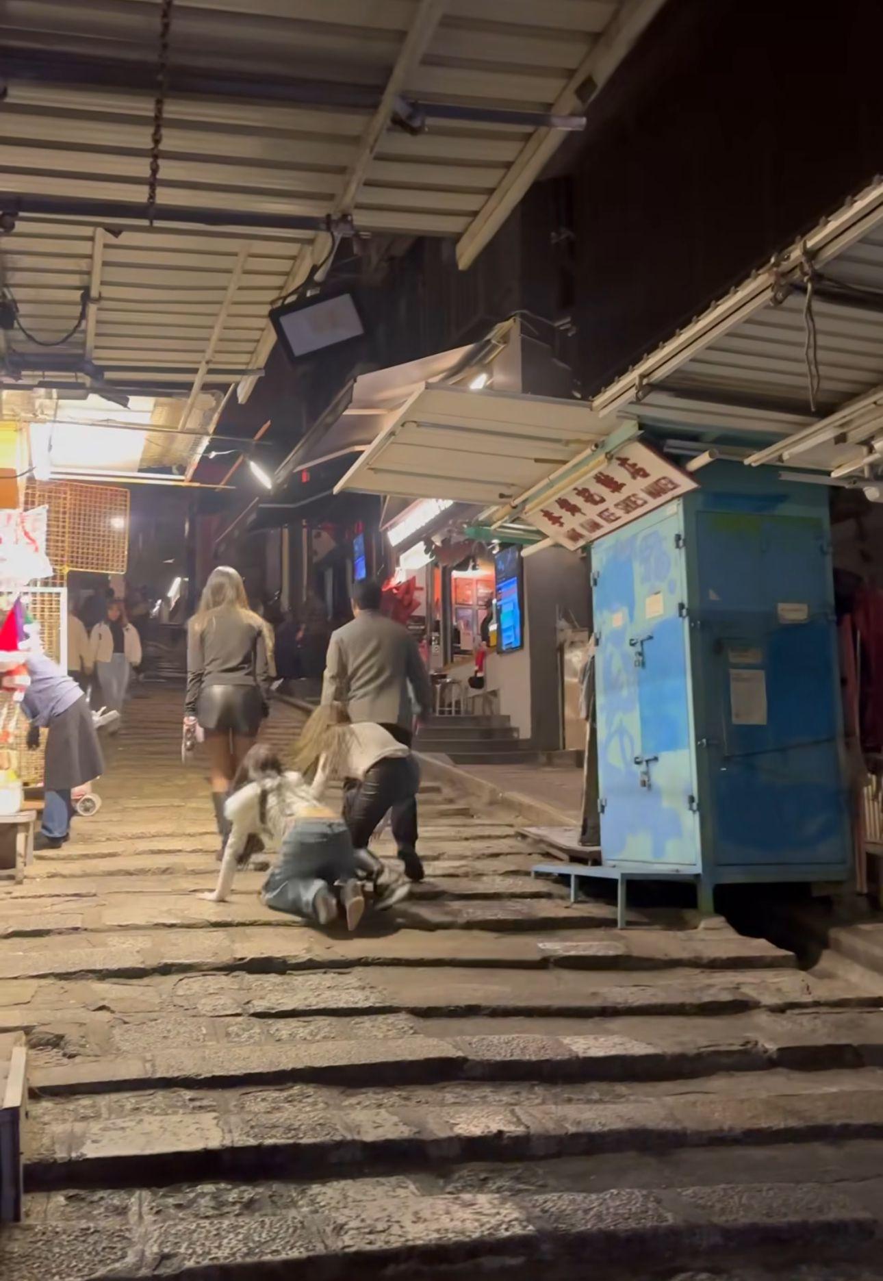 同行女伴行經石板街卻失暈仆親。