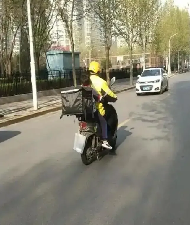 太冷不想起床,內地有父母「以外送平台送小孩上學」。(封面新聞截圖)