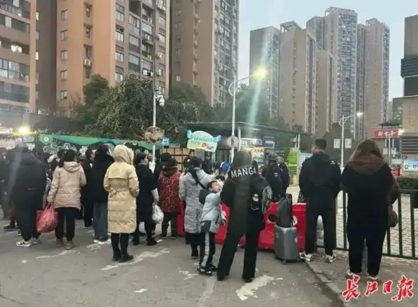 不過更多家長安全起見,寧願自己接送小孩上學。(長江日報)