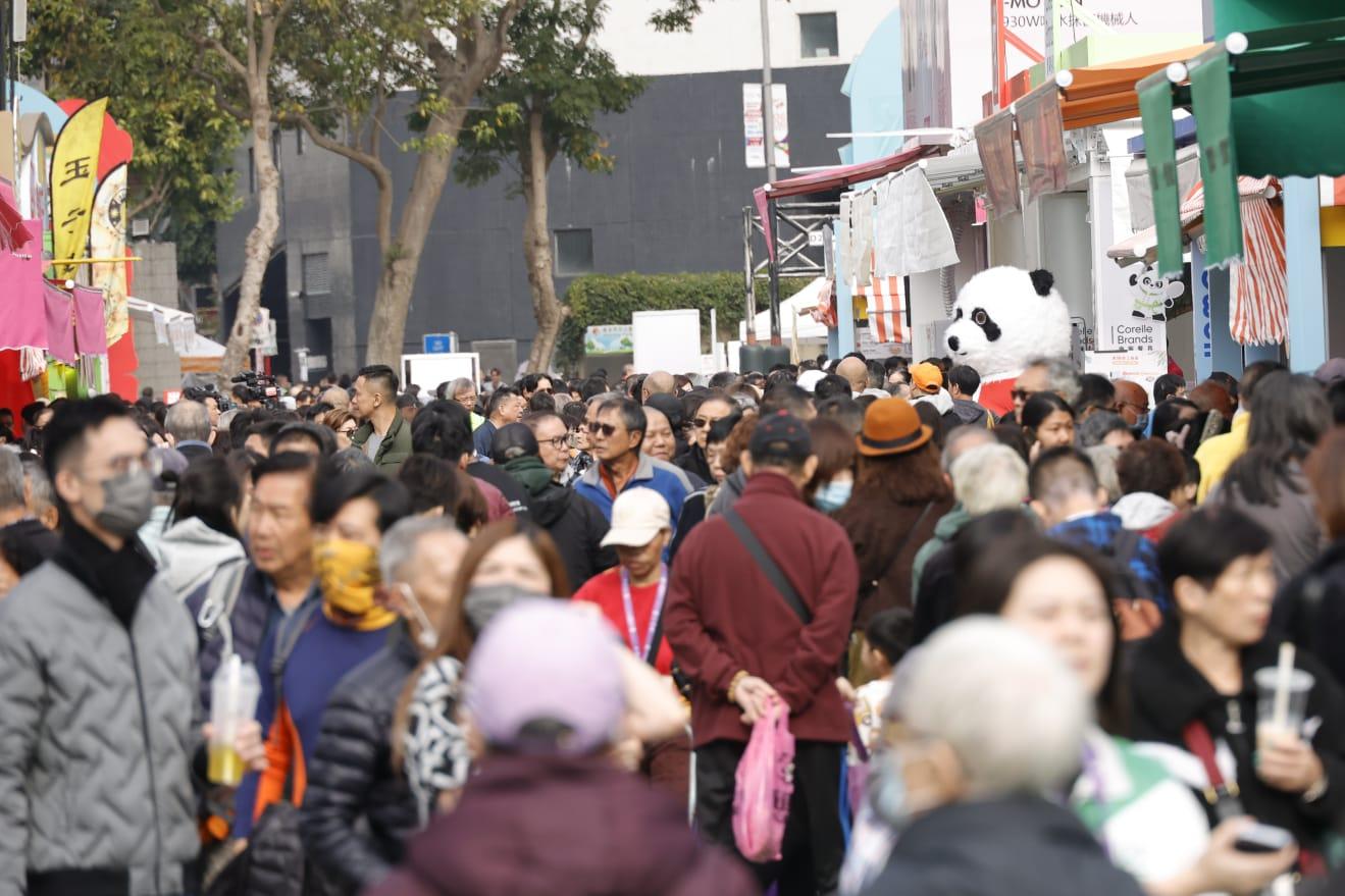 場內人頭湧湧。(林俊源攝)