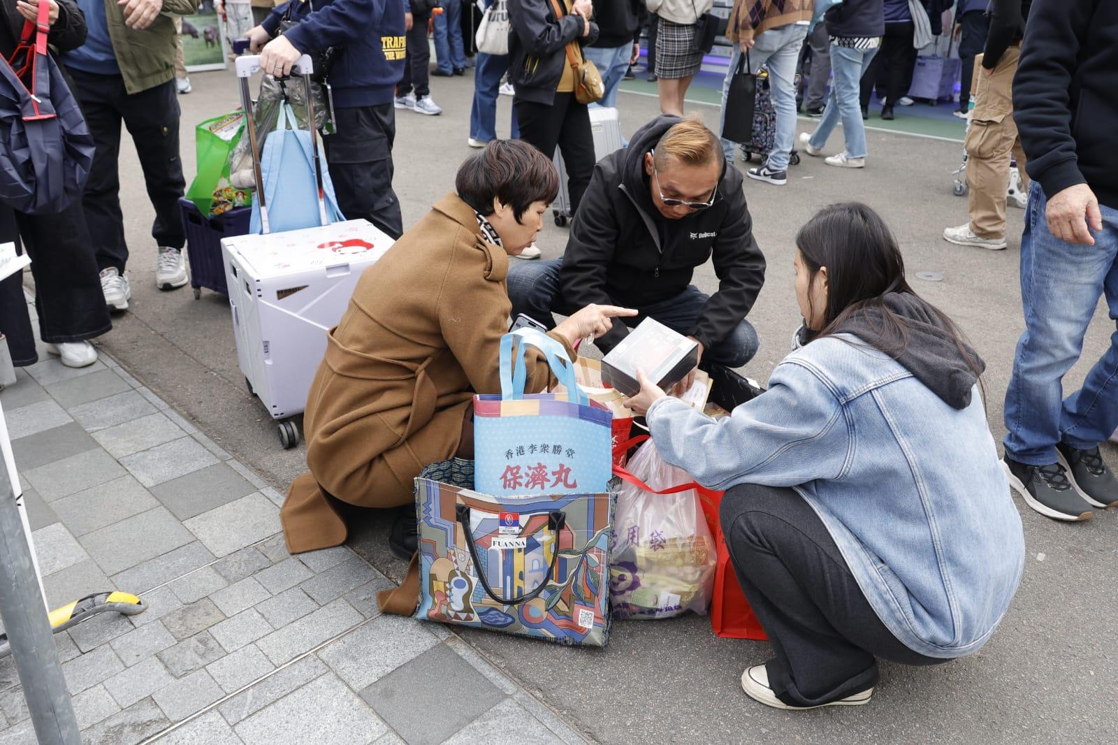 市民滿載而歸。(林俊源攝)