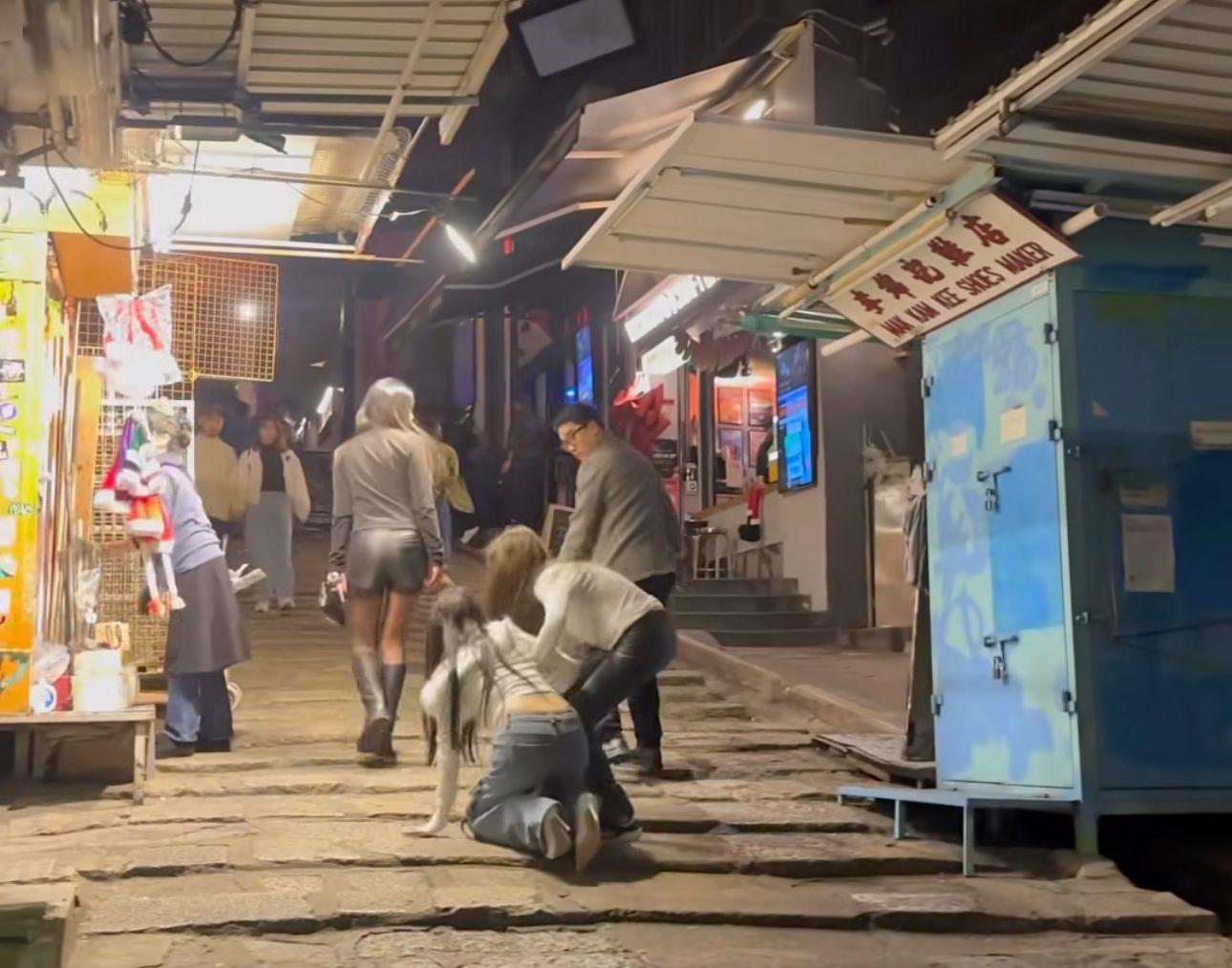 發現兩人仆親,勝利也有轉頭一望。