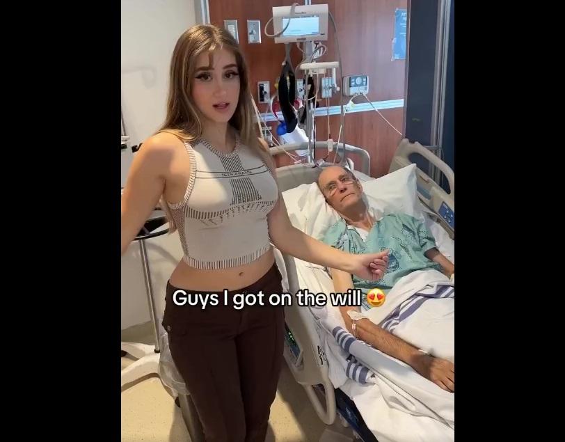 奧蘿拉在85歲男友的病床旁邊開心跳舞,男友默默看著她。(互聯網)