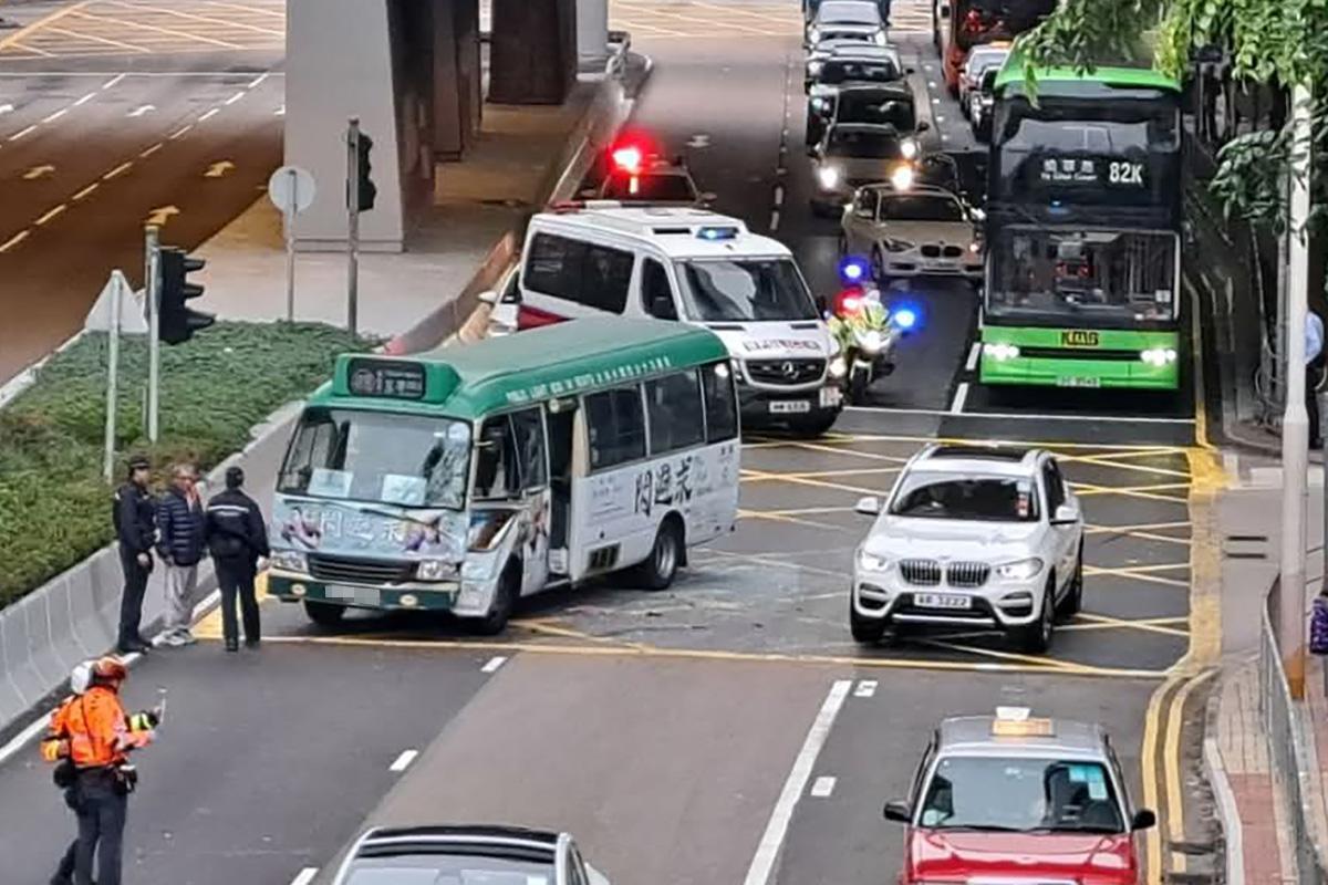 美田路有一輛專綫小巴懷疑被撞。(網民Samuel Ma@FB群組「車cam L(香港群組)」)a