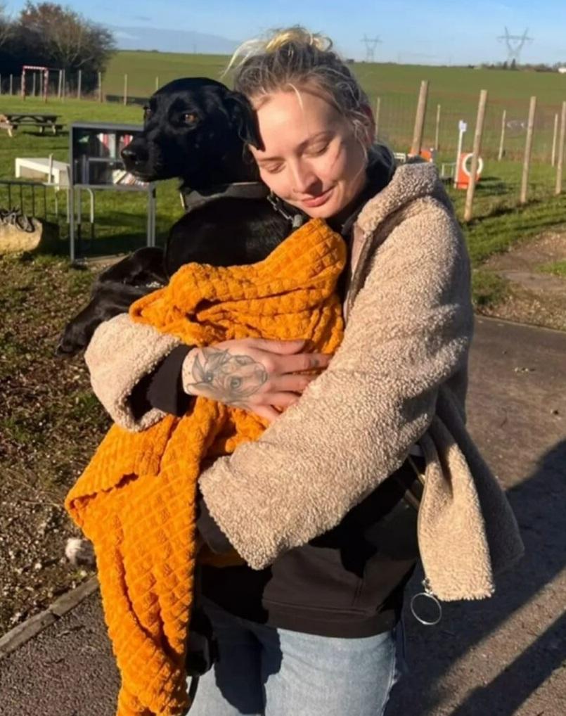 米莎緊抱Amalka,不想再分別。(互聯網)