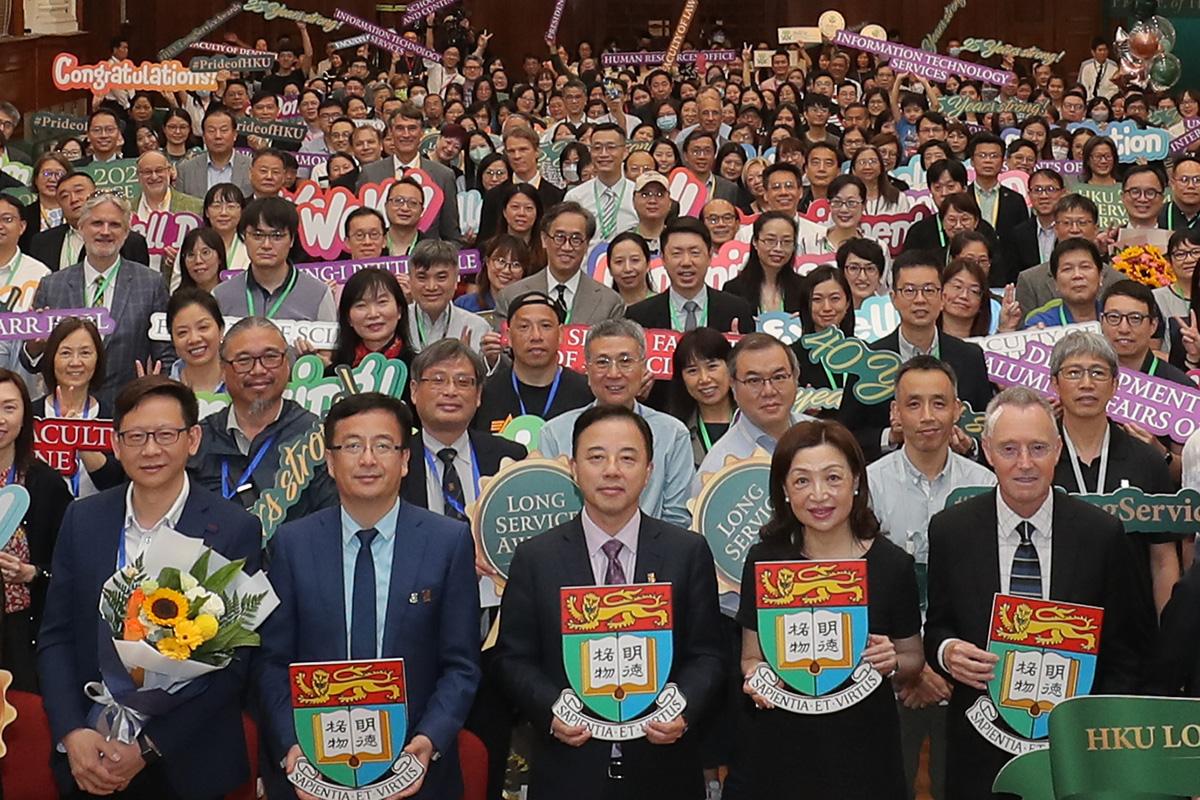 張翔(前排中)與王沛詩(前排右二)今年6月同場出席活動。(港大圖片)